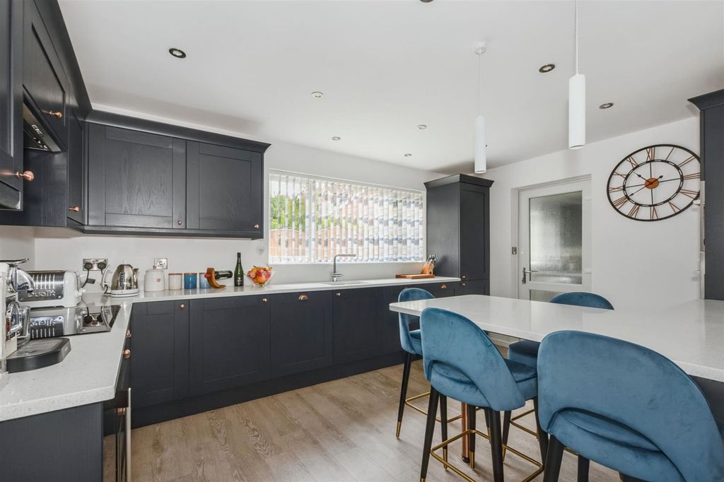 Property photo 3 of 25 Breakfast Kitchen