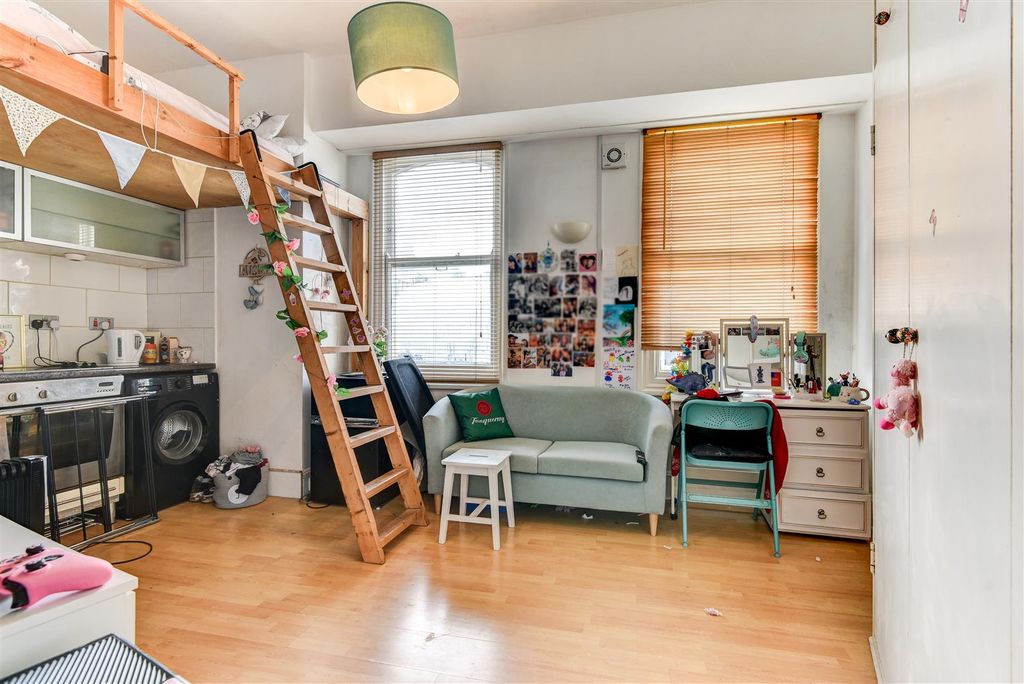 Property photo 2 of 17 Room