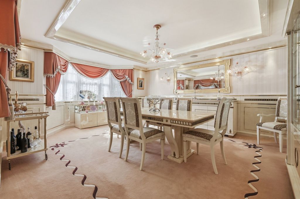 Additional image 18 of 5 bed detached house for saleWambrook Close, Hutton Mount, Brentwood CM13