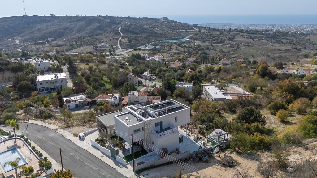 Property photo 2 of 42