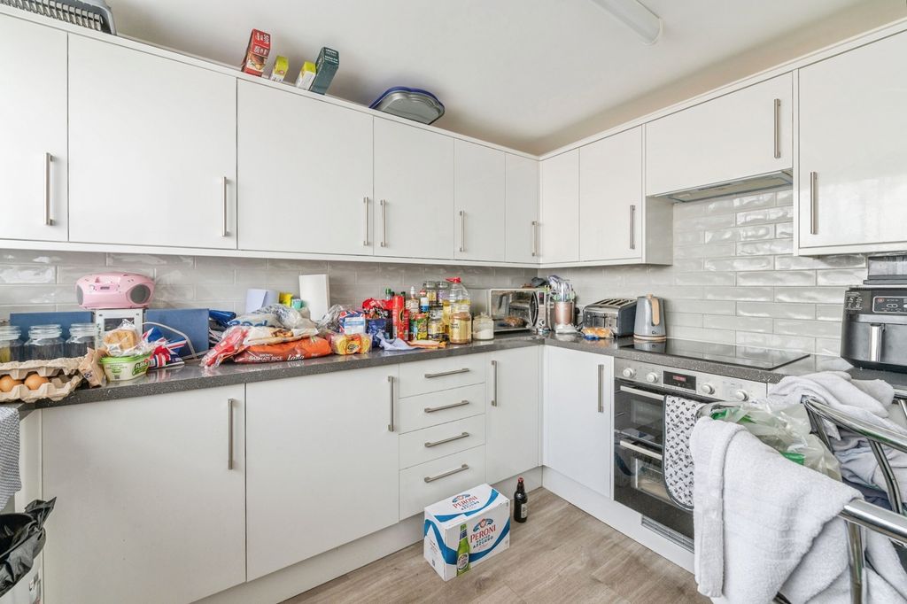 3 bed maisonette for saleSouthwark Path, Basildon, Essex SS14 photo 5