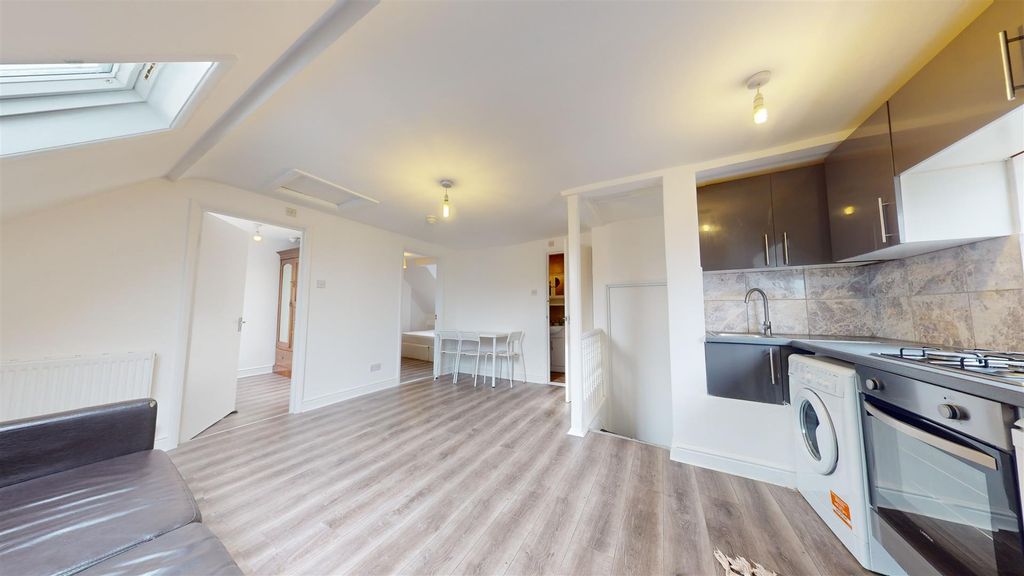 Property photo 3 of 10 St-Pauls-Avenue-10242023_093822.Jpg