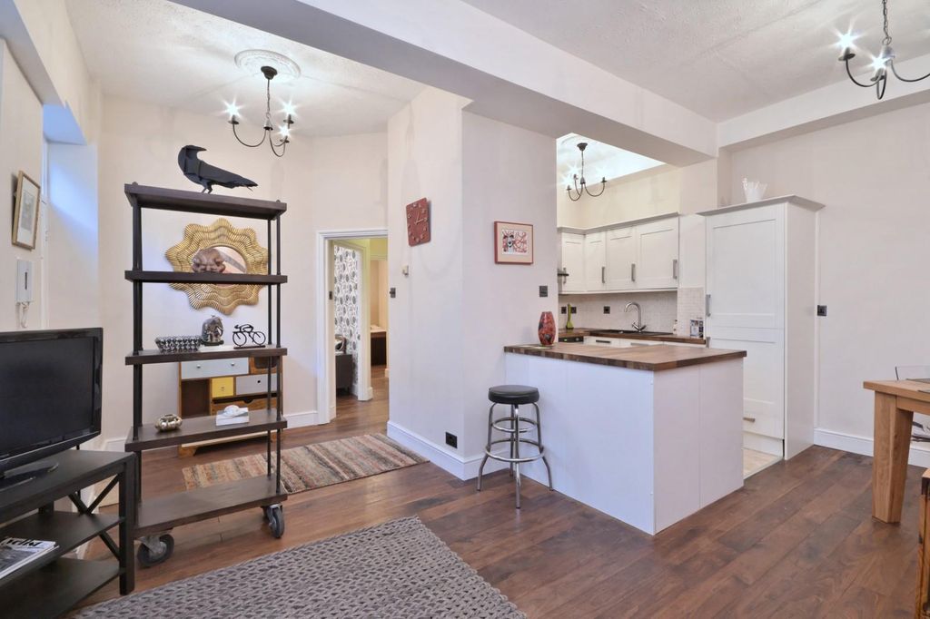 Property photo 3 of 9 Kitchen