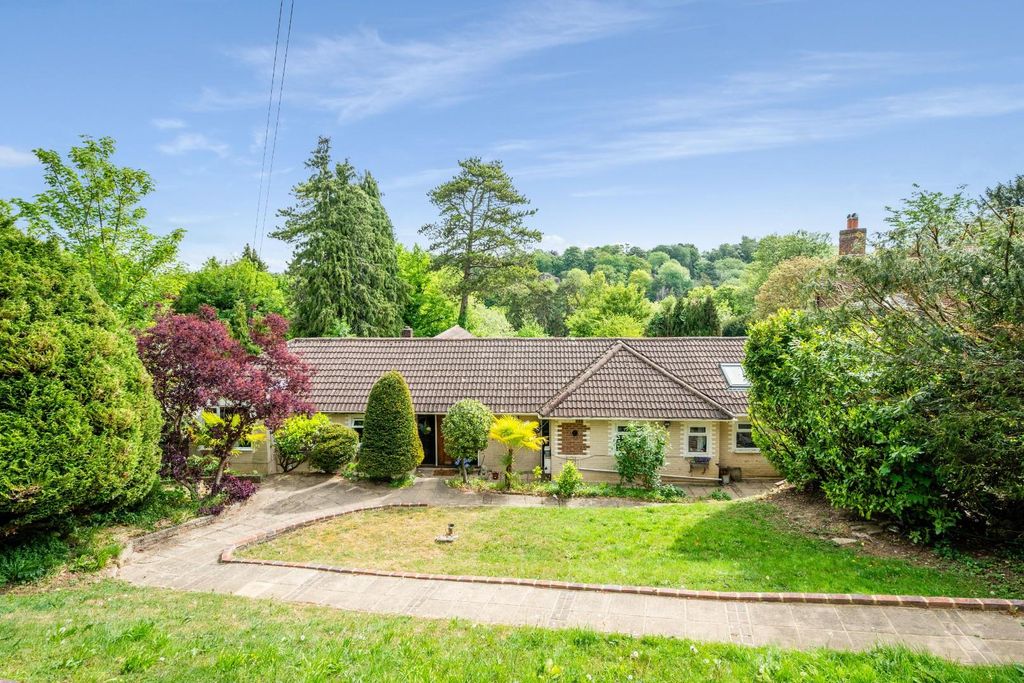 Property photo 1 of 32 Abbots Lane