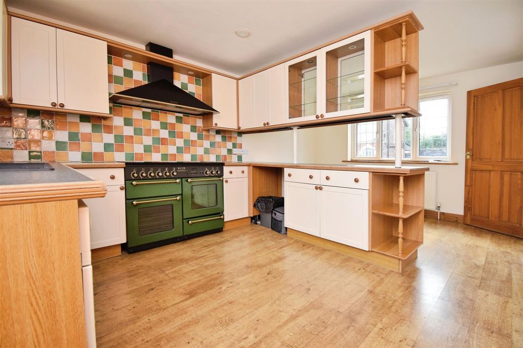 Property photo 3 of 8 Kitchen
