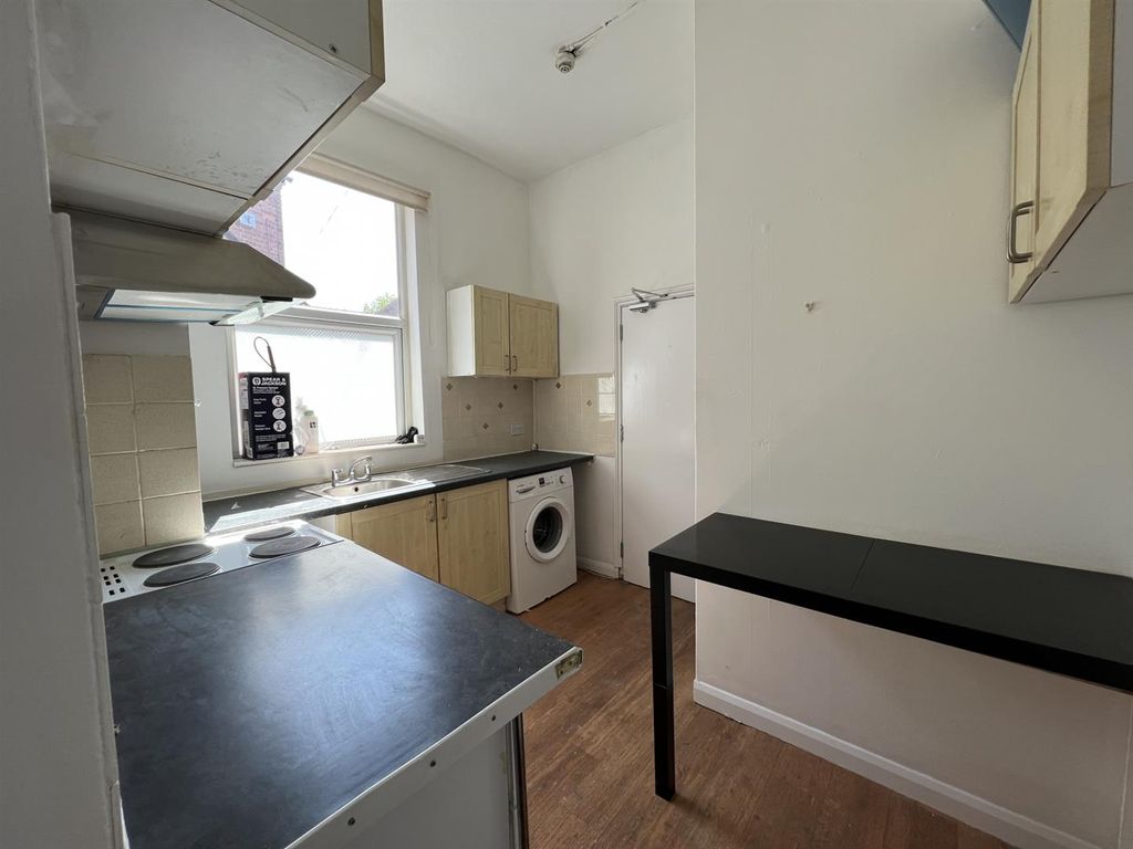 Property photo 3 of 6 Kitchen