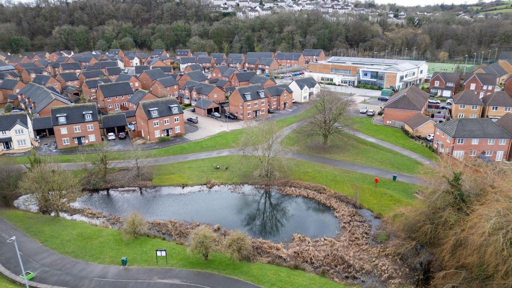 Property photo 2 of 32