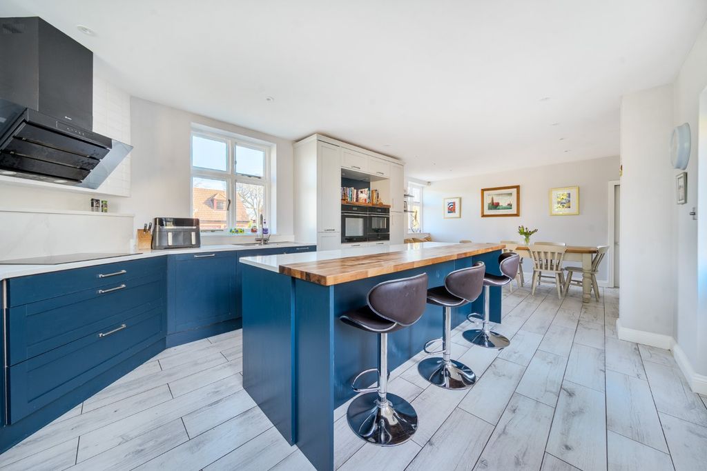 Property photo 3 of 27 Kitchen Diner