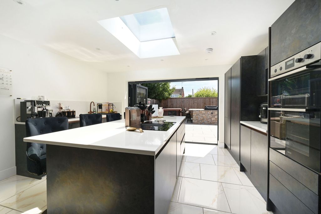 Property photo 3 of 19 6 Chestnut Close (2)