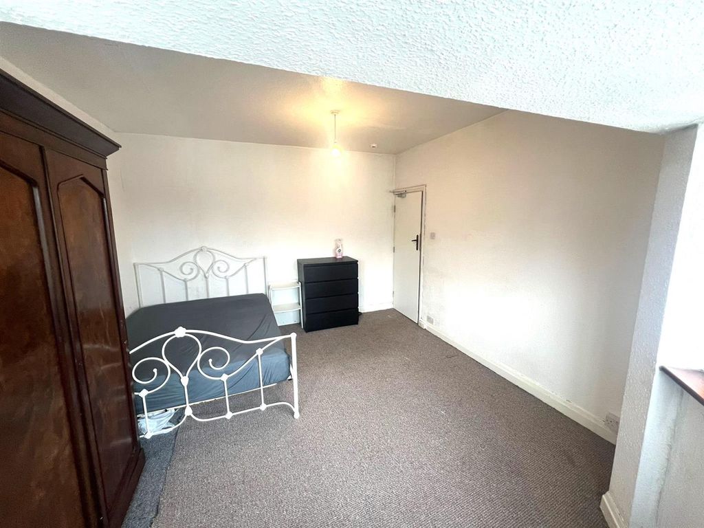Property photo 3 of 5 Bedroom.