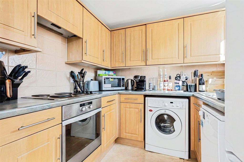 Property photo 2 of 11 Kitchen