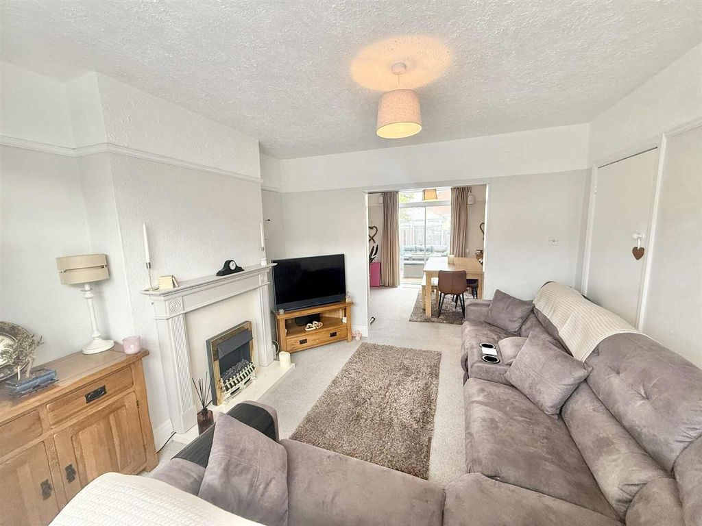 Property photo 2 of 13 A756Eb01-1Ef5-48F2-89c9-4542c52B363B.Jpg