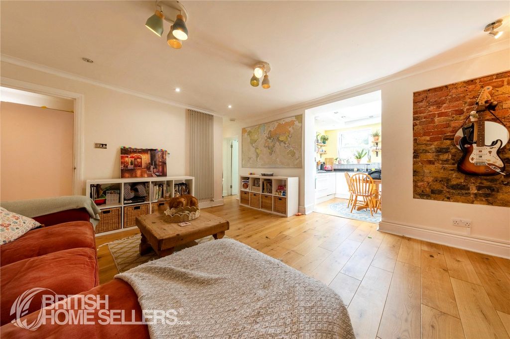 Property photo 1 of 20 Picture No. 05