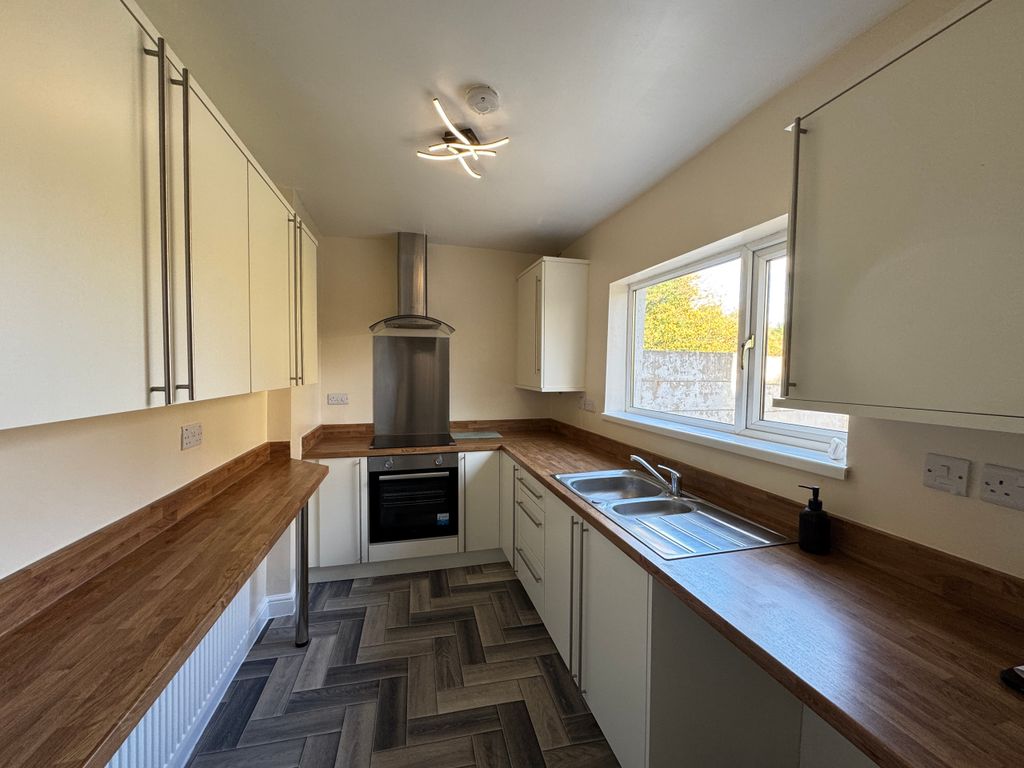 Property photo 3 of 8 Kitchen