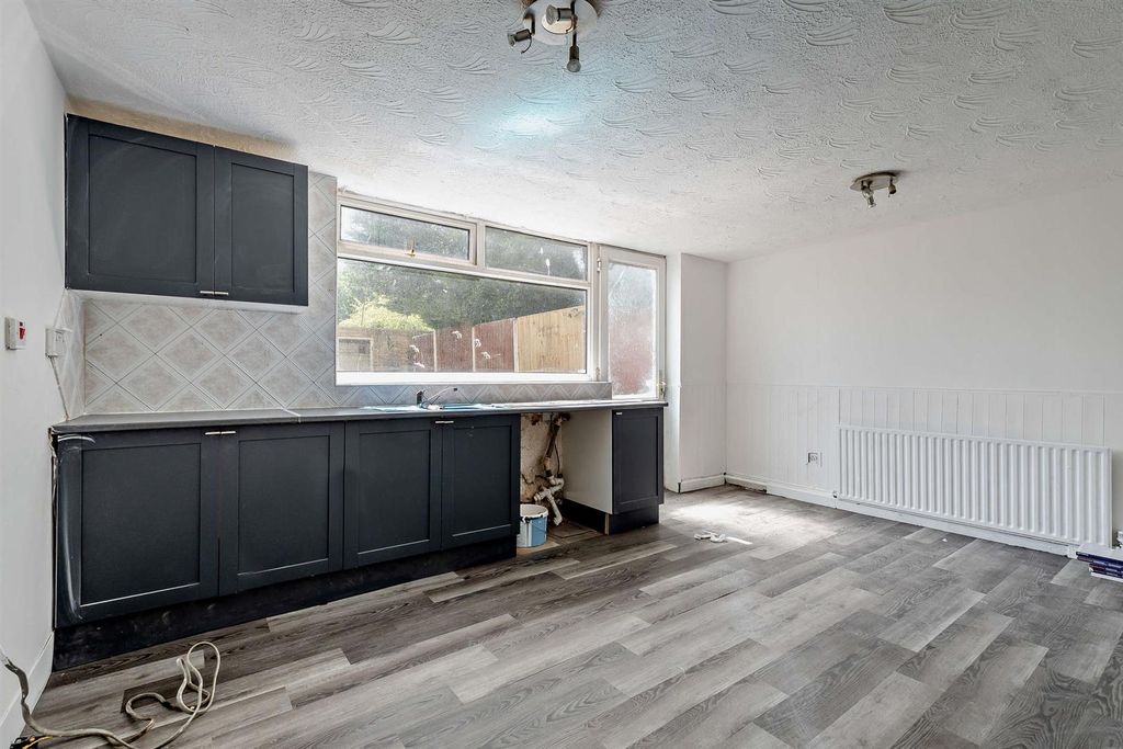 Property photo 2 of 16 8654334-Interior17-800.Jpg