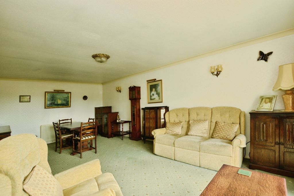 Property photo 3 of 17 Living Room