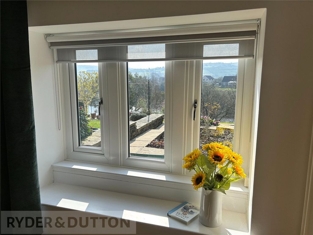 Property photo 3 of 22 Lounge