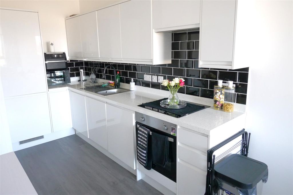 Property photo 2 of 13 Kitchen/Lounge