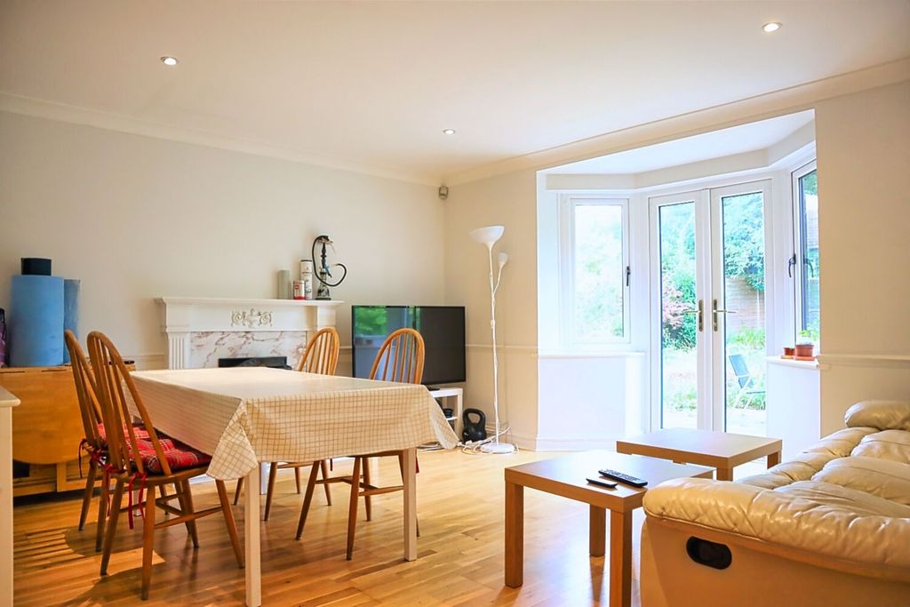 Property photo 2 of 15 Lounge