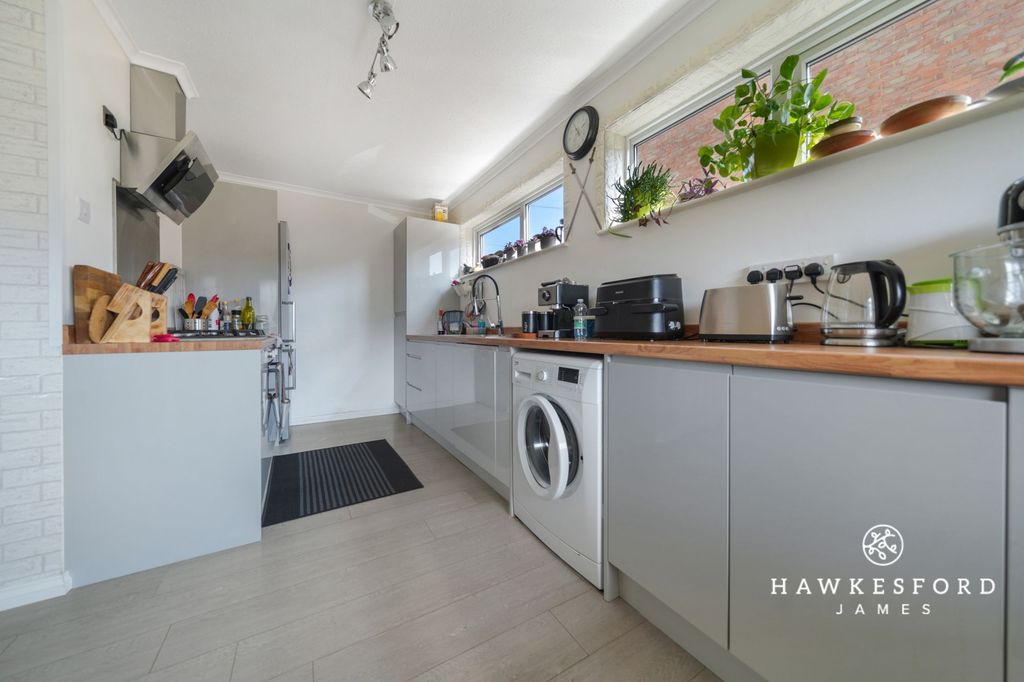Property photo 3 of 15 Queenborough Road - Kitchen