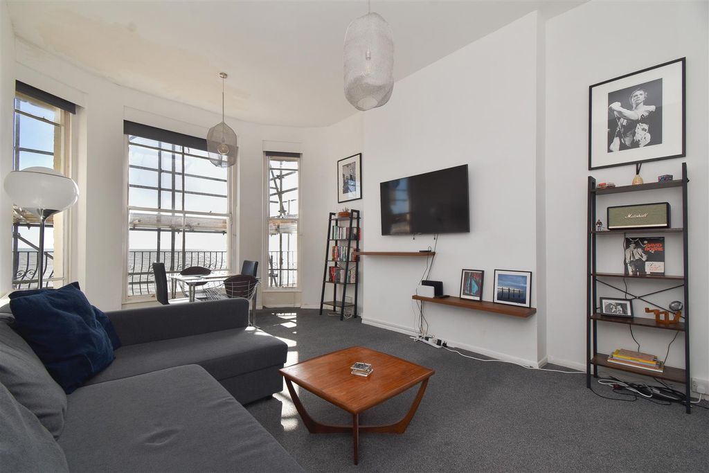 Property photo 1 of 14 Living Room