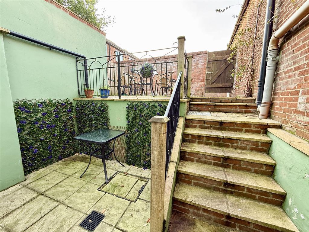 Property photo 3 of 25 Steps To Raised Couryard Garden