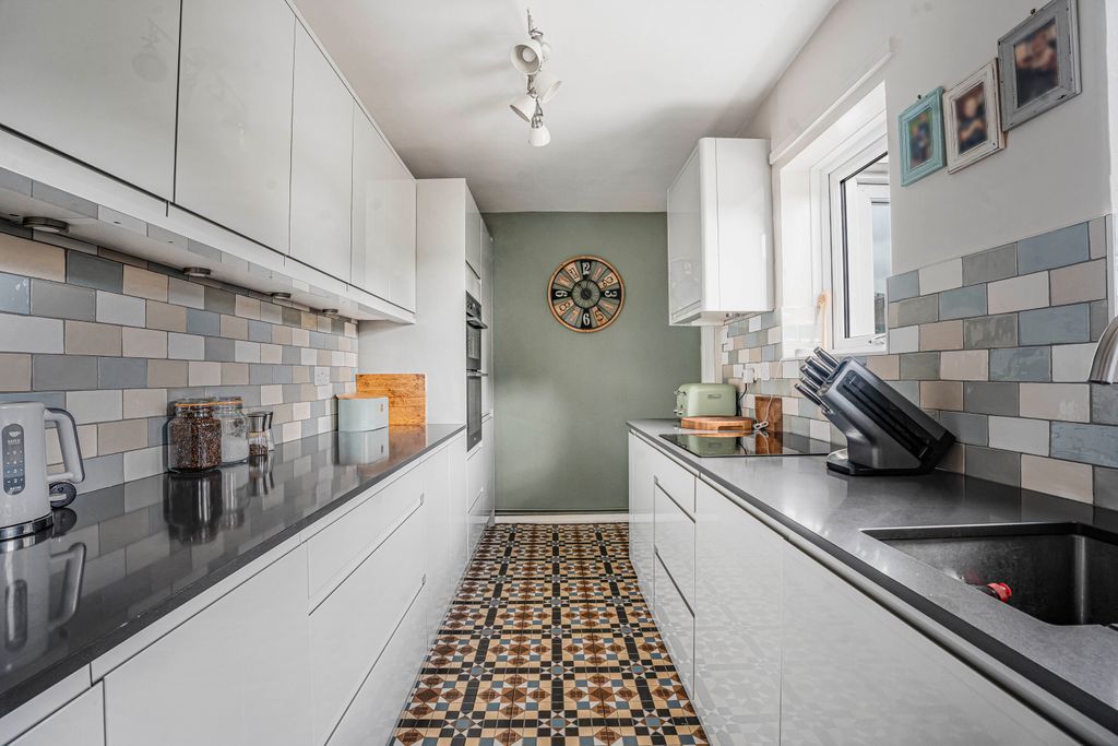 Property photo 3 of 19 Kitchen