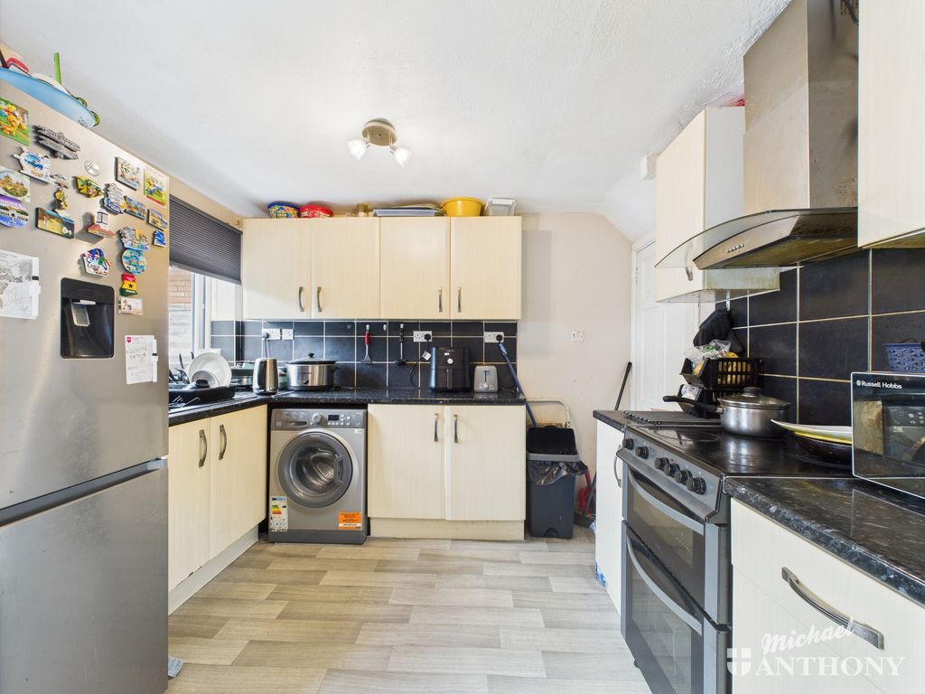 Property photo 3 of 10 Cam02773G0-Pr0325-Still002