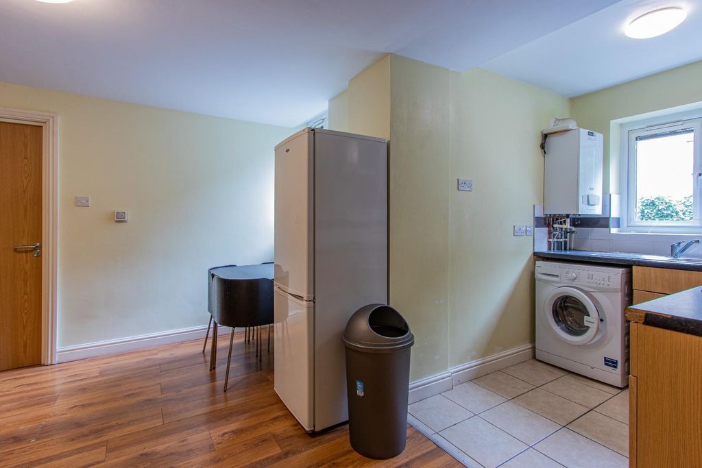 Property photo 2 of 8 Richmond Crescent 11, 2-3.Jpg