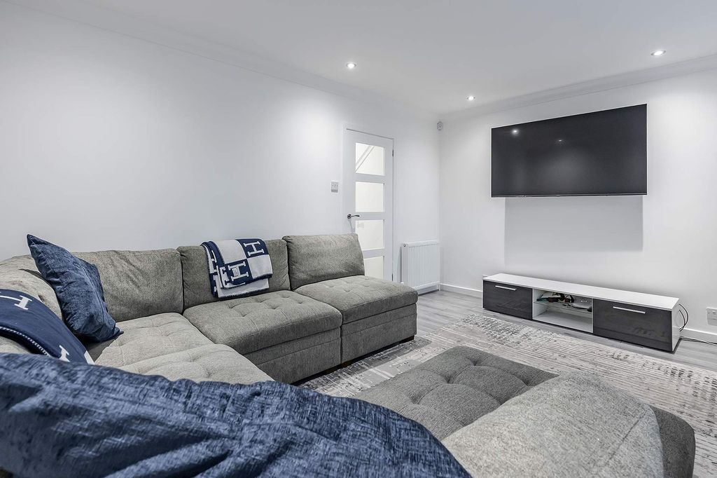 Property photo 3 of 19 Living Room