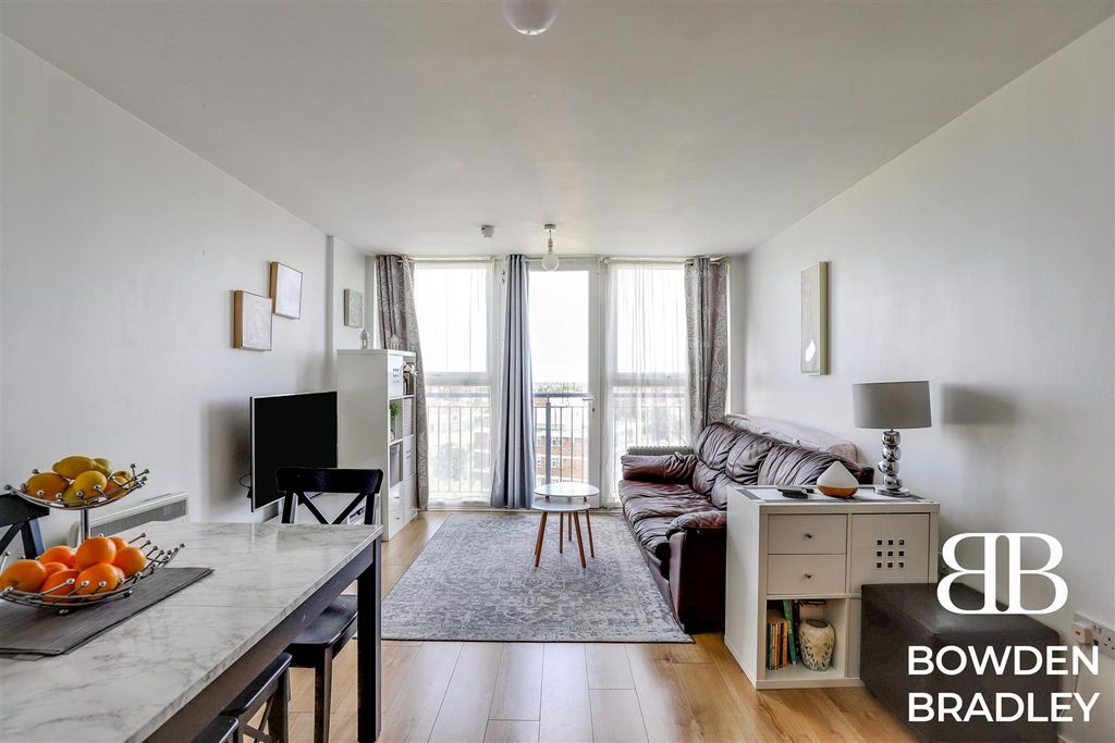 Property photo 2 of 13 Lounge