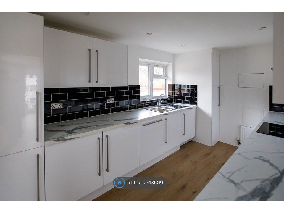 Property photo 1 of 10 Kitchen