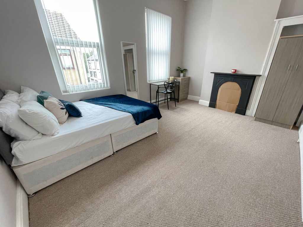 Property photo 3 of 9 57 Cotswold 3