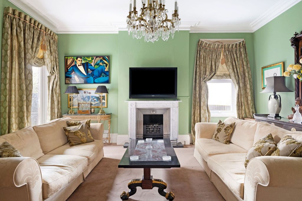 Property photo 3 of 21 Sitting Room