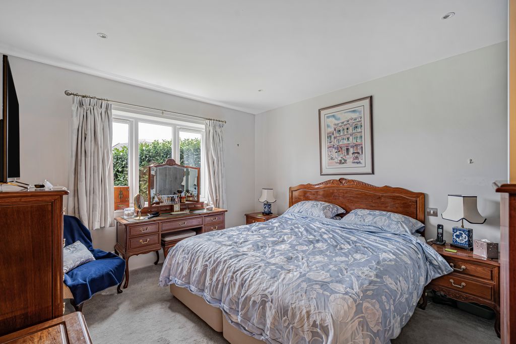 Additional image 14 of 2 bed flat for saleFarnham Road, Liss, Hampshire GU33