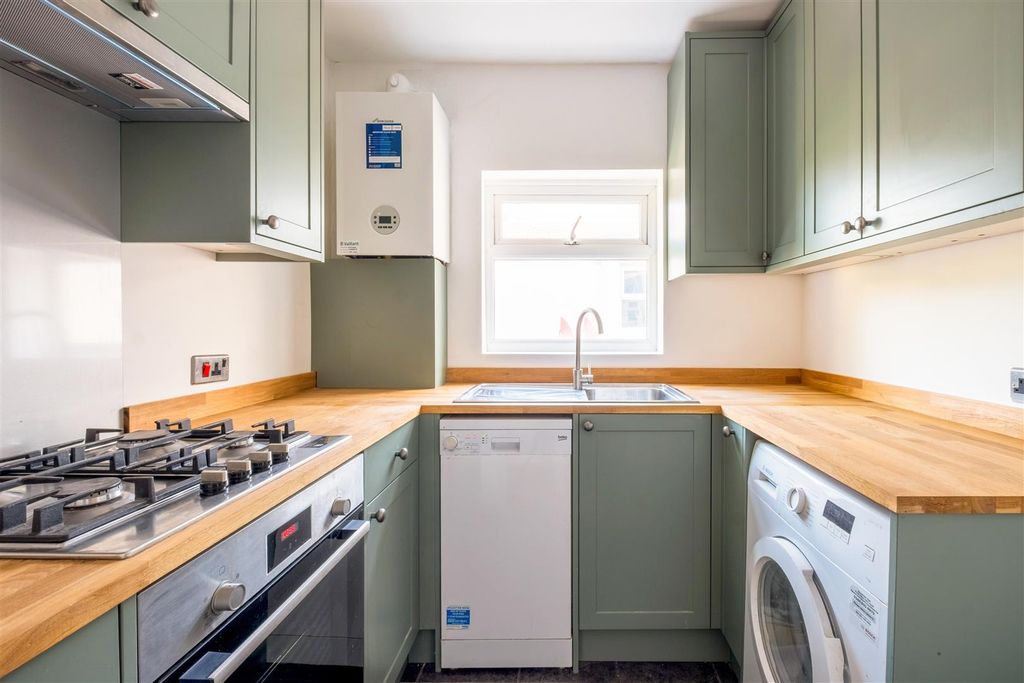 Property photo 3 of 14 72 St Leonards Road-2.Jpg