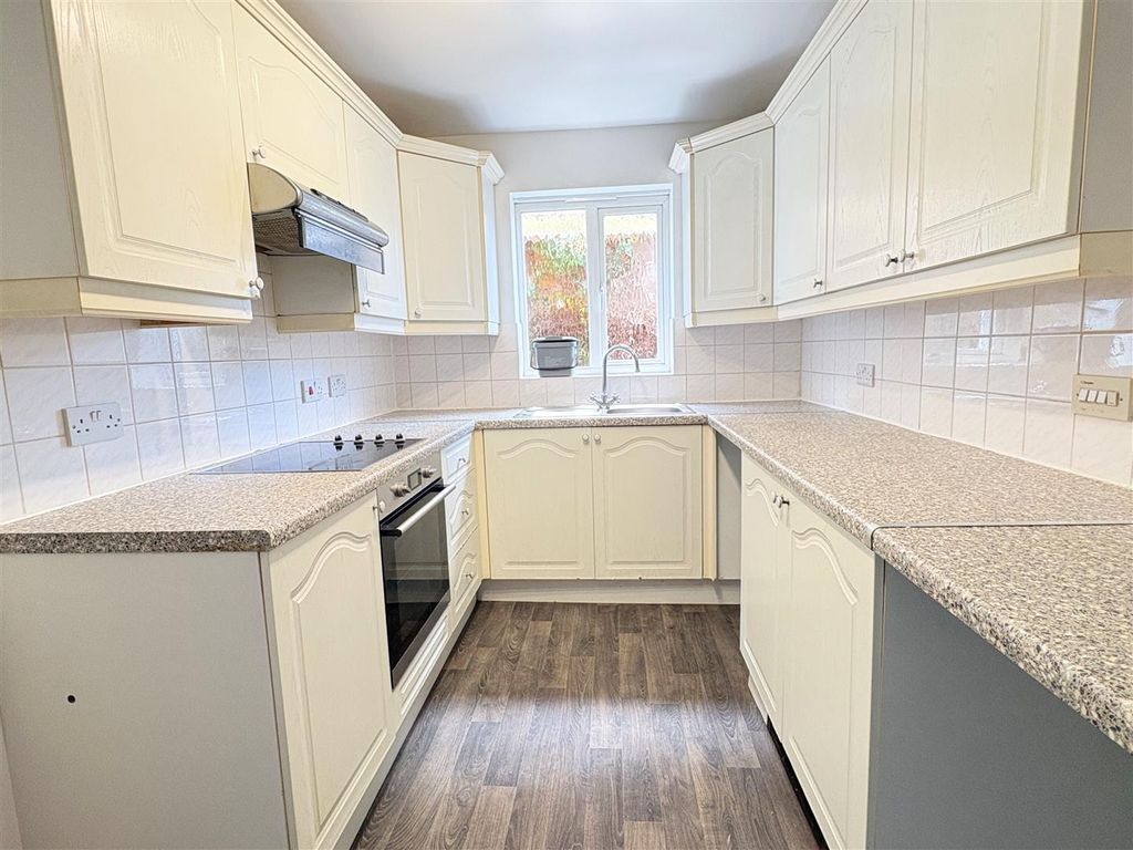 Property photo 2 of 7 Kitchen