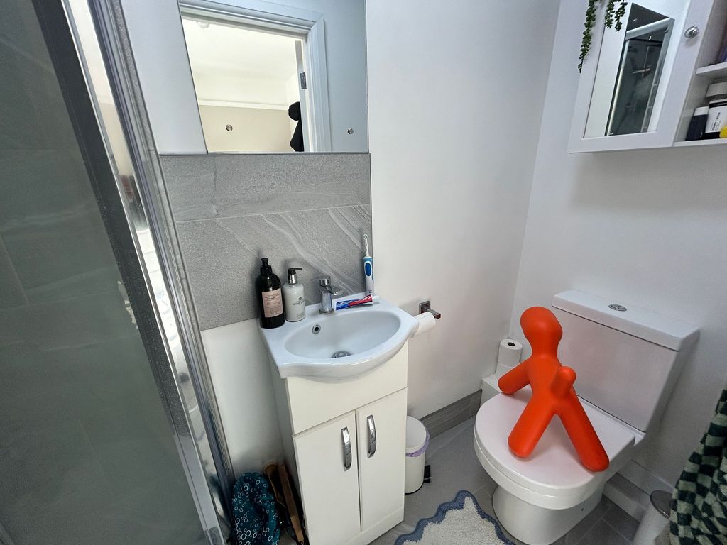 Property photo 2 of 8 Bedroom 4 Ensuite