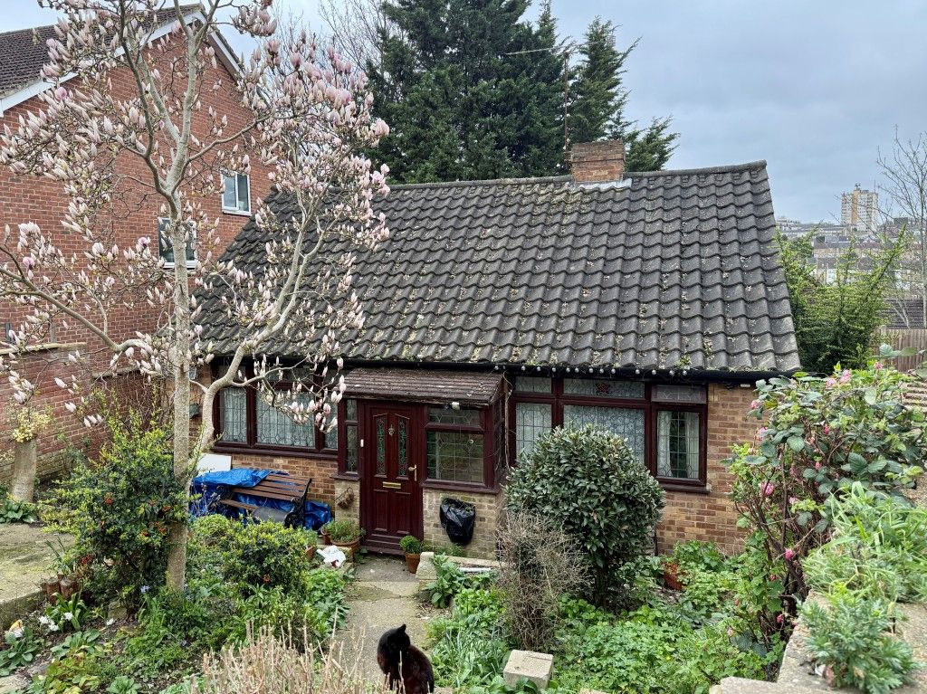 Property photo 2 of 8 Detached Bungalow