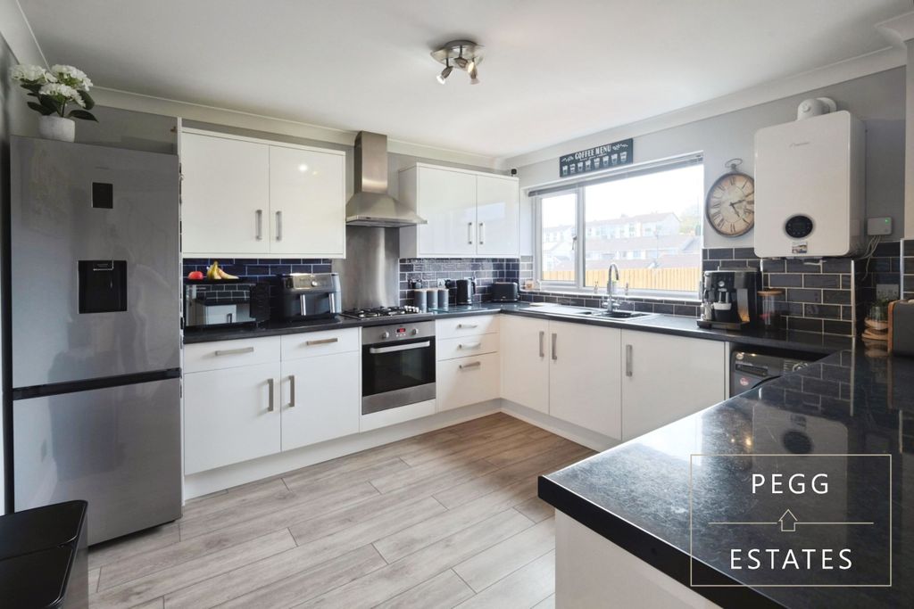 Property photo 2 of 34