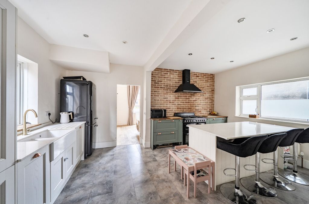 Property photo 2 of 14 153846411