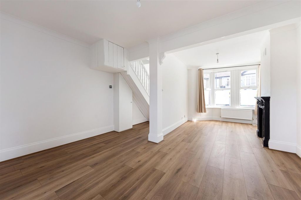 Property photo 2 of 21 Landseer Avenue, E12