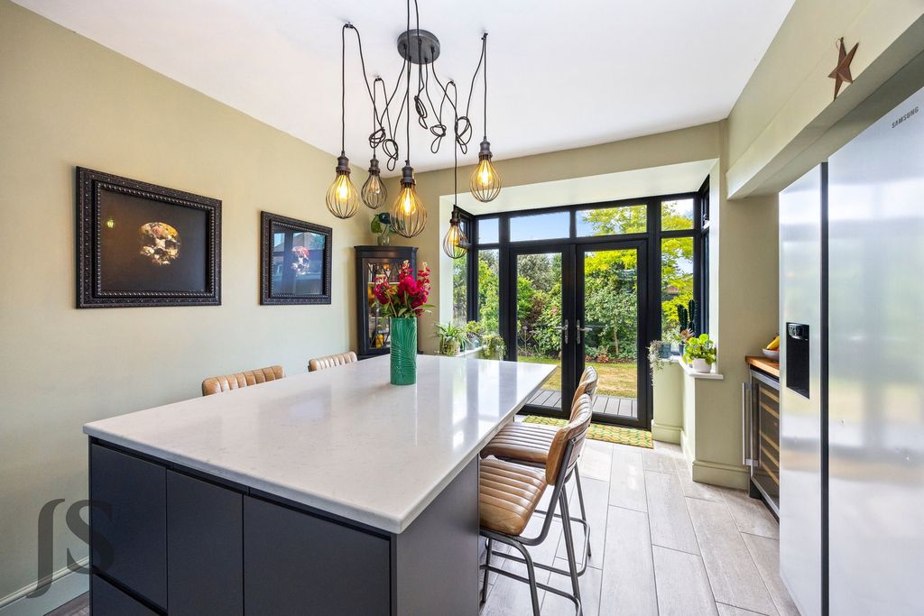 Property photo 2 of 28