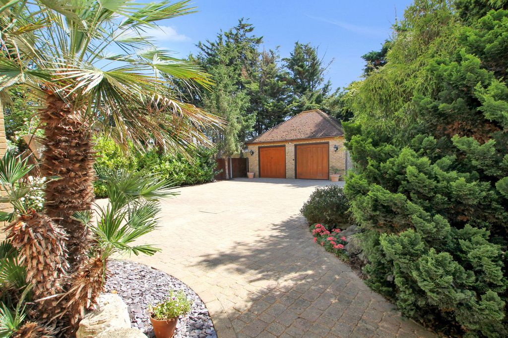 Property photo 2 of 31