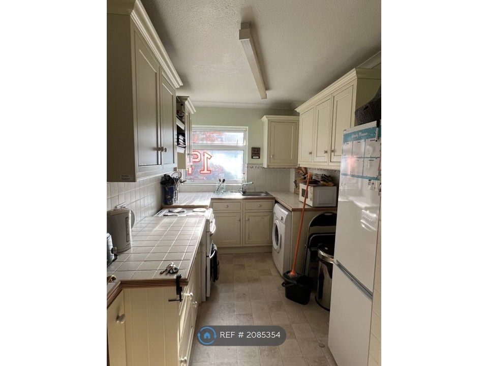 Property photo 3 of 7 Ffully Equipped Kitchen