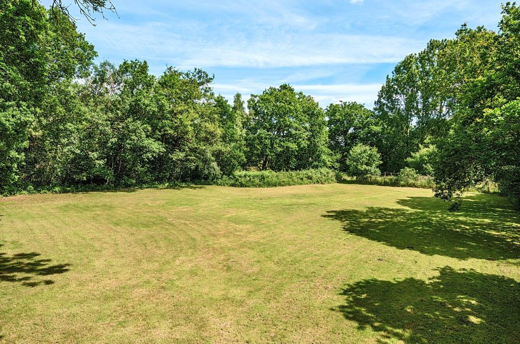 Property photo 2 of 25 Garden