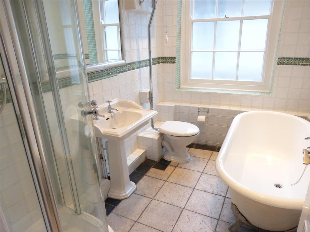 Property photo 2 of 18 Bathroom