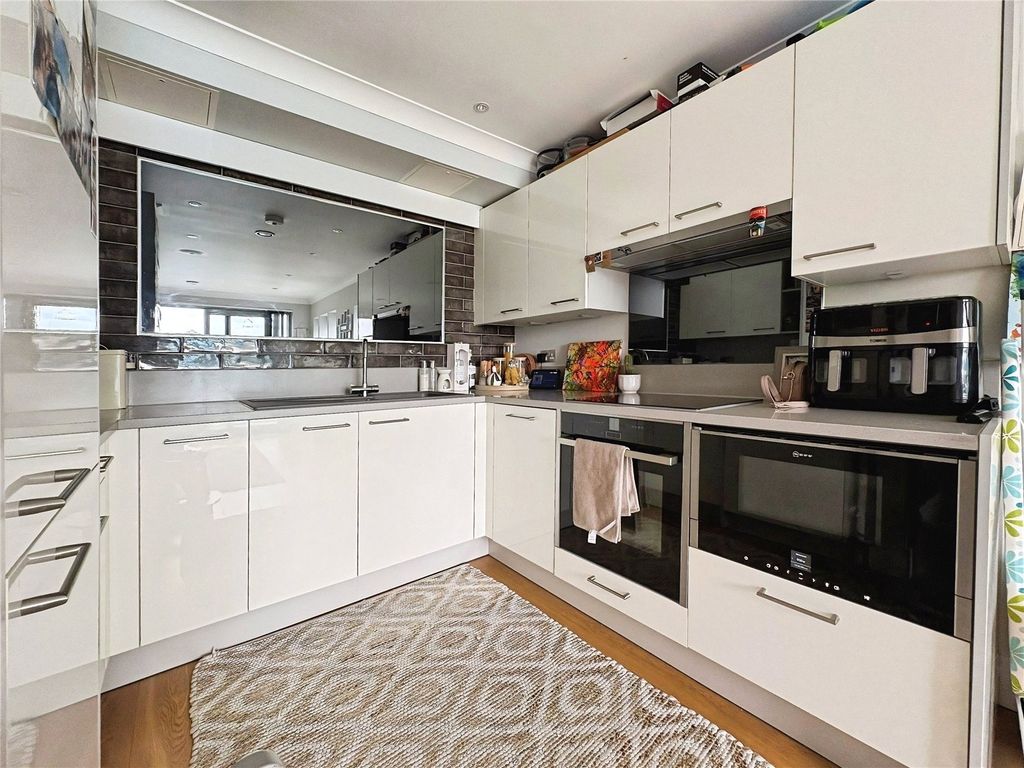 Property photo 3 of 11 Kitchen