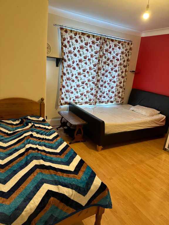 Property photo 1 of 10 Double Room To Let Located In Seven Kings- £850 Pcm