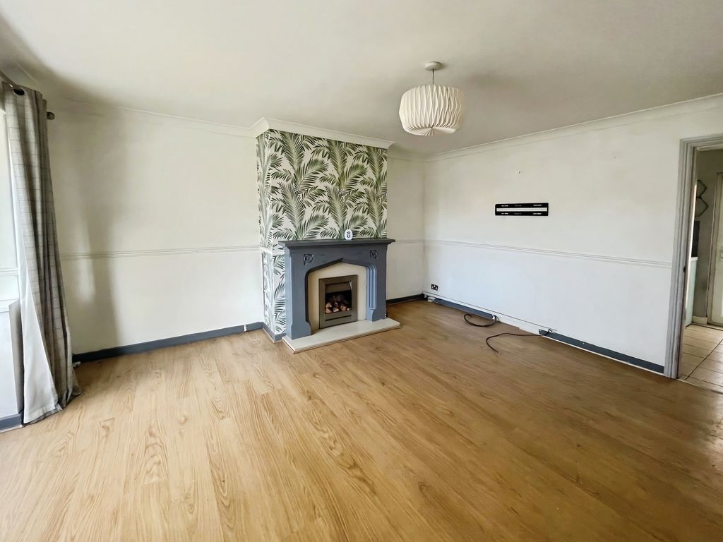 Property photo 3 of 9 Photo 8